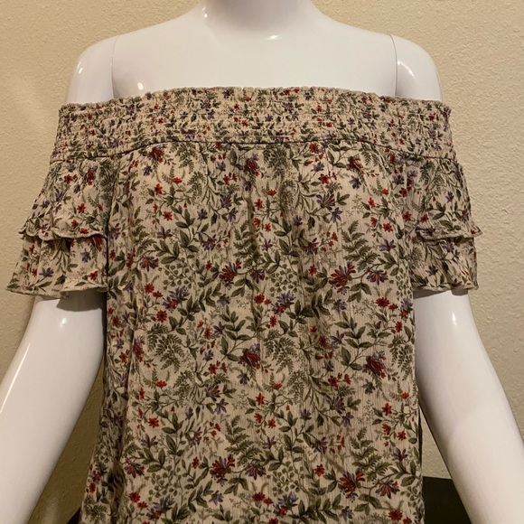 A. Byer Tops - ❤️Sleeveless flower shirt size large